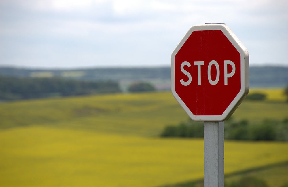 Soutien aux jeunes poursuivis pour les panneaux Stop Immigration